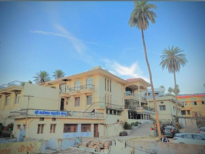 The exterior of Shree Vardhaman Mahaveer Kendra in Sani Gaon, Abu Road